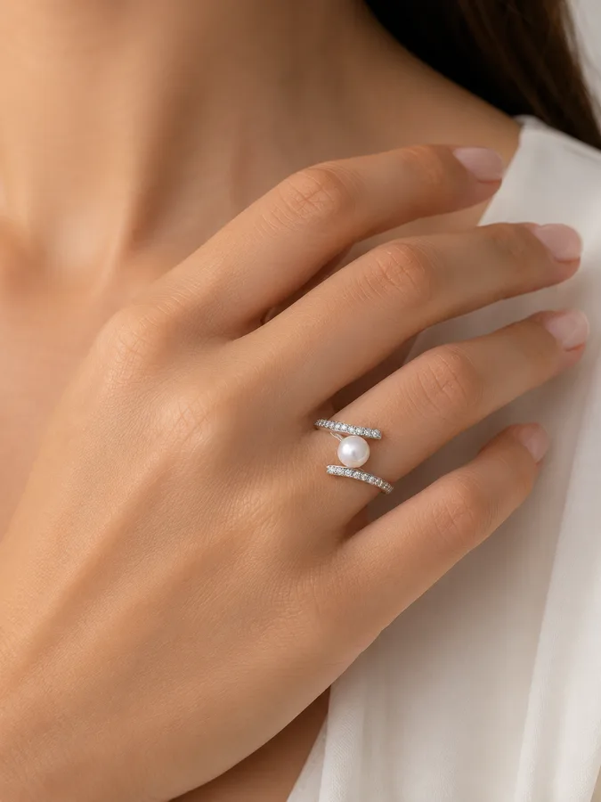 טבעת זהב עם יהלומים ופנינה Brenda